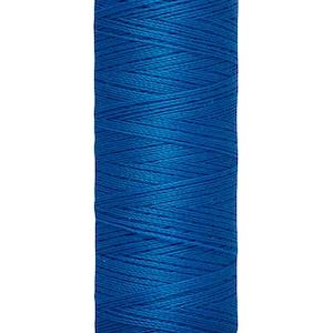Op de afbeelding: Een spoel Gütermann garen in een levendige blauwe kleur. De spoel is gelabeld met "Gütermann" en "200 m - 220 yds/vgs".