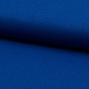 Könnte beinhalten: Nahaufnahme eines einfarbigen blauen Stoffes. Der Stoff hat eine glatte Textur und eine leicht strukturierte Oberfläche.