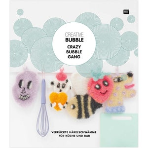 Könnte beinhalten: Ein Buchcover mit dem Titel "Creative Bubble Crazy Bubble Gang" und einer bunten Illustration von gehäkelten Spülschwämmchen in Tierform und einem Schneebesen. Der Text "Verrückte Häkelschwämme für Küche und Bad" befindet sich am unteren Rand des Covers.
