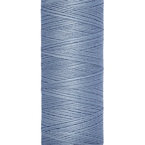Könnte beinhalten: Eine Spule Gütermann-Garn in hellblau. Die Spule ist mit dem Markennamen und der Garnlänge beschriftet: 200 m - 220 yds/vgs.
