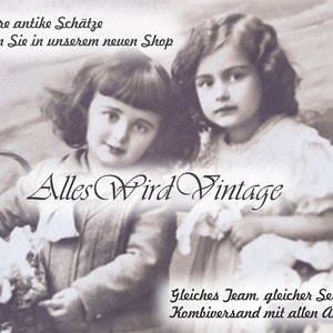 Puede incluir: Imagen en tonos sepia de dos ni&ntilde;as. El texto "Alles Wird Vintage" se muestra de forma destacada. Texto adicional incluye "Weitere antike Sch&auml;tze finden Sie in unserem neuen Shop" y "Gleiches Team, gleicher Service, Kombiversand mit allen Artikeln."