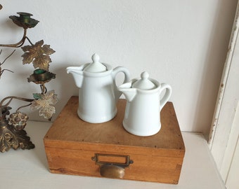 Set: 2x antikes Kännchen, alte Sahnekännchen, Biedermeier, vintage Keramik Kakao Kanne, Eisenstein, shabby, weiß, brocante Deko, Landhaus