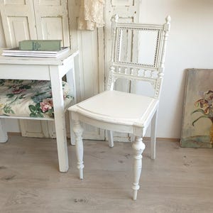 chaise ancienne, chaise en bois, époque wilhelmienne, shabby chic, blanc, vintage, brocante, meubles de maison de campagne