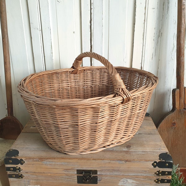 vieux panier, panier nostalgique, grand panier en osier, panier de récolte, panier tressé, panier de marché, shabby, vintage français, brocante, décoration de maison de campagne