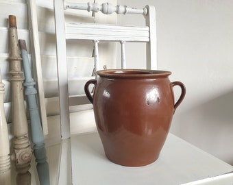 oude kleikan, grote antieke aardewerken pot, handvatpot, aardewerk, aardewerk, confitpot, voorraadpot, pot, vintage vaas, brocante, landhuis