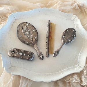 ancien set de coiffure, miroir à main, brosses, peigne, shabby, boudoir, vintage français, argent, perles, décoration brocante
