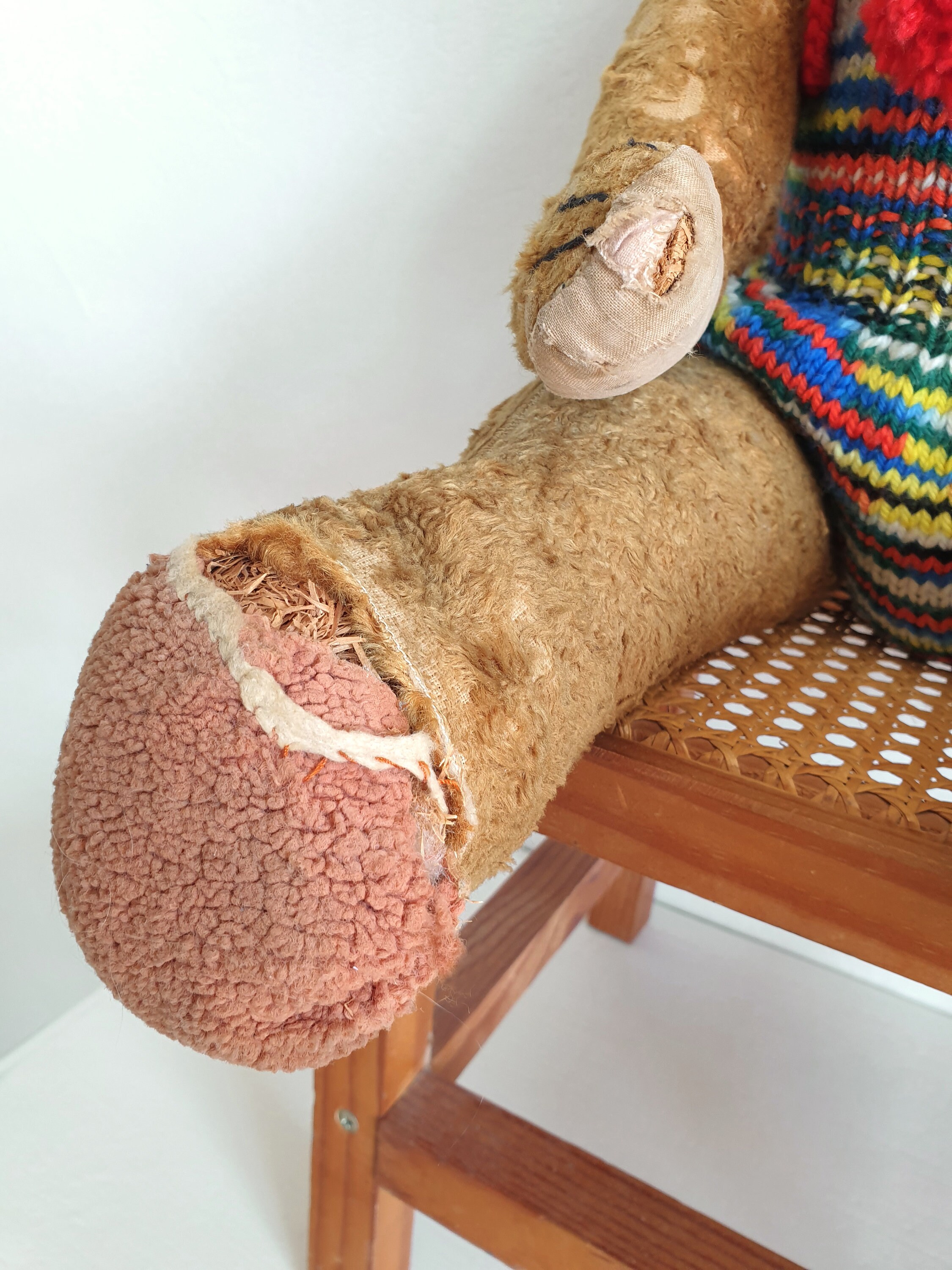 Deux Vieux Ours,Copeaux de Bois, Paille Avec Chaise Ours en Peluche Deux Vieux Ours,Copeaux de Bois, Paille Avec Chaise Ours en Peluche