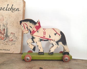 Juguete de madera antiguo, animal de arrastre, caballo con ruedas, figura de animal vintage, estilo shabby chic, nostalgia, brocante.