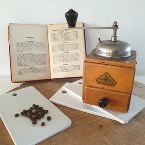 zabytkowy młynek do kawy, stary sprzęt kuchenny, DeHa, ręczny drewniany młynek do kawy, korba ręczna, odrapany, vintage, brocante, dekoracja wiejskiego domu, kuchnia