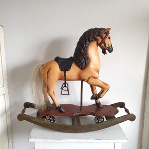 stary koń na biegunach, koń karuzela, koń dekoracyjny, antyczny drewniany koń, zabawka vintage, zniszczony, nostalgia, dekoracja brocante, dom wiejski