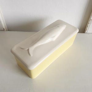 Pode incluir: Um conjunto de três canecas de cerâmica com acabamento fosco e salpicado. As canecas são em tons de creme, cinza claro e cinza escuro. Cada caneca tem um design simples e minimalista e uma alça arredondada.