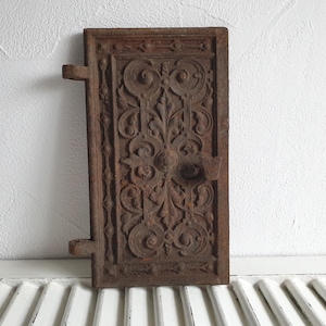porte de four ancienne, porte en fer ancienne, ornements, élément décoratif, France, fonte, relief vintage, patine, décoration brocante, maison de campagne