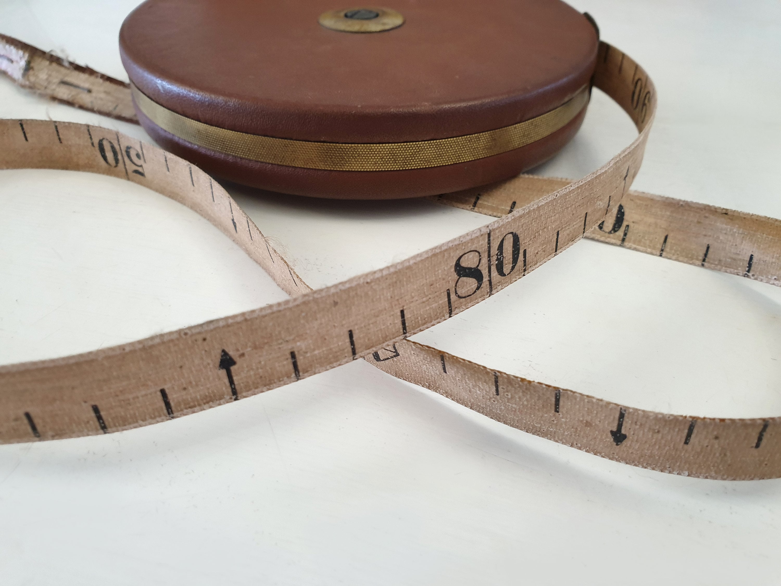 アンティーク　皮？30Mのメジャー　昭和レトロ(。•̀ᴗ-)✧(。•̀ᴗ-)✧ Old Tape Measure, Antique Tape Measure, Spool, 30 Meters