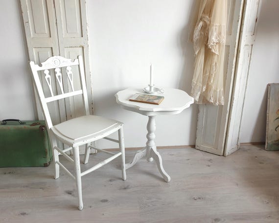 alter Tisch, vintage Beistelltisch, antiker Bistrotisch, italienischer Nachttisch, weiß, shabby chic, brocante, Landhaus Deko