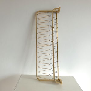 Mässingsfärgad vintagegarderob, gammal hatthylla, aluminium, guld, mitten av århundradet, rockabilly, 1960-tal, String, vägghylla