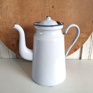 stary emaliowany dzbanek do kawy, zabytkowy emaliowany dzbanek, dzbanek, biały wytarty, francuski vintage, brocante, wiejski dom