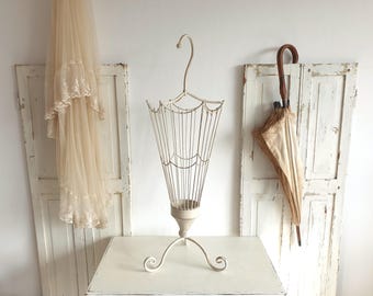 Stojak na parasole w stylu vintage, antyczna biel, shabby chic, drut, metal, brokan, wystrój domu wiejskiego