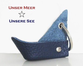 Schlüsselanhänger Boot aus Leder in rot oder blau / Geschenk für Männer