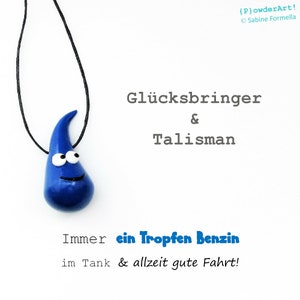 Glücks-Tropfen-Anhänger in mittelblau mit lächelndem Gesicht, ca. 3,5 cm groß, aus Modelliermasse mit Lack und Anhängeröse aus Baumwollband in schwarz.