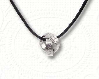 White gold pendant with engraving, 2 small rings inside each other, customizable