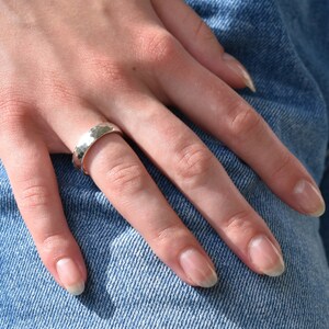 Hammerschlag Ring, Partnerring, Silberring, matt oder poliert, 5mm breit, individualisierbar mit Gravur Bild 3