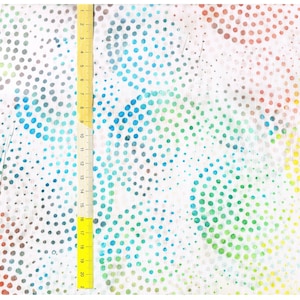 Pode incluir: Fundo abstrato com uma base branca e um padrão de bolinhas coloridas em tons de azul, verde, vermelho e amarelo. As bolinhas estão dispostas em um padrão repetitivo, criando uma sensação de movimento e energia.
