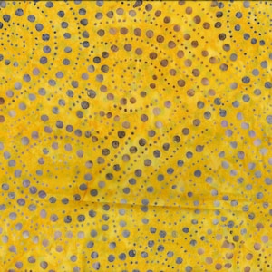 Pode incluir: Tecido amarelo com um padrão de pequenos círculos azul escuro. Os círculos são dispostos em um padrão repetitivo que se assemelha a uma série de círculos concêntricos.