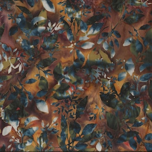 Pode incluir: Tecido abstrato com um padrão floral marrom, laranja e azul. O tecido tem um estilo batik com um efeito aquarela.