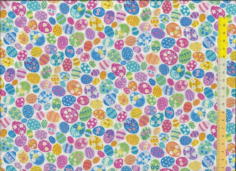 Może przedstawiać: Biała tkanina z powtarzającym się wzorem kolorowych jajek wielkanocnych. Jajka są ozdobione r&oacute;żnymi wzorami, w tym kwiatami, paskami i kropkami.