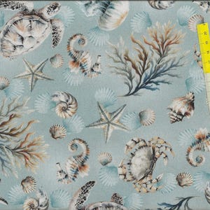 Patchworktyg "Coastal Escape" med havsdjur, sjöhästar, snäckor, krabbor, sjögräs, sjöstjärnor och sköldpaddor