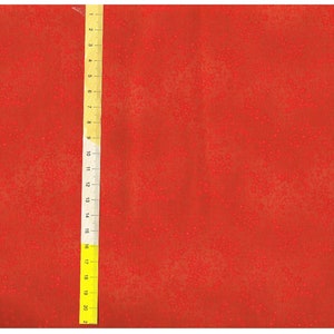 Könnte beinhalten: Nahaufnahme eines roten Stoffes mit einem gelben Maßband, das vertikal in der Mitte verläuft. Das Band misst 50,8 cm.