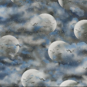 Op de afbeelding: Stof met een nachthemelontwerp met grote, witte manen, donkergrijze wolken en kleine zwarte vogels in vlucht. De achtergrond is een mix van blauw en grijs, met witte spikkels. Geschikt voor diverse knutselprojecten.