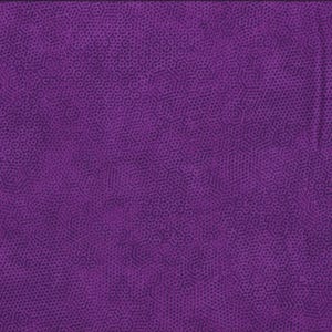 Könnte beinhalten: Stoff in tiefem Lila mit sich wiederholendem geometrischem Muster. Ein gelbes Lineal mit schwarzen Markierungen befindet sich auf der rechten Seite und zeigt Messungen bis zu 50 cm an. Der Stoff hat eine strukturierte Optik.