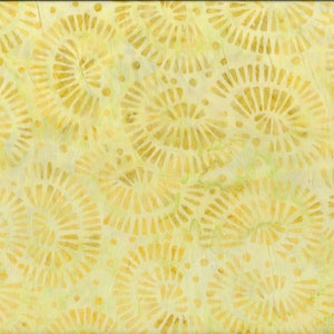 Pode incluir: Tecido amarelo com um padrão repetitivo de raios de sol estilizados de cor castanho claro. O tecido é texturizado e tem um aspeto ligeiramente desbotado.