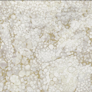 Op de afbeelding: Witte stof met een gouden en wit marmerpatroon. Het patroon lijkt op een reeks kleine, onregelmatige cirkels.