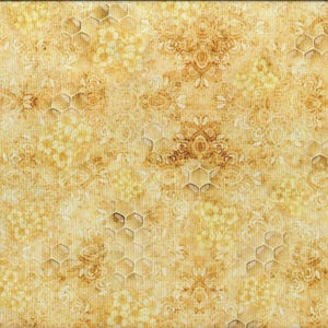 Könnte beinhalten: Ein Stoff mit einem sich wiederholenden Muster aus Bienenwaben, floralen Designs und verzierten Formen in Gelb-, Gold- und Brauntönen. Ein gelbes Lineal befindet sich auf der rechten Seite und zeigt die Maße in Zentimetern an.