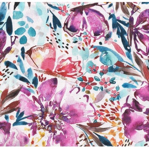 Könnte beinhalten: Wasserfarbenstoff mit einem floralen Muster mit Schmetterlingen, Blättern und Blumen in Rosa-, Lila-, Türkis- und Brauntönen auf weißem Hintergrund.