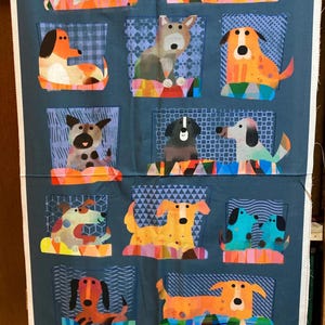 Peut inclure: Un panneau de tissu avec un motif répété de chiens de dessin animé colorés dans diverses poses. Les chiens sont représentés dans des couleurs vives sur un fond bleu foncé avec des détails géométriques et à motifs.