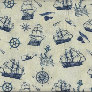 Può includere: Un tessuto beige con un motivo nautico blu e bianco. Il motivo comprende navi, ancore, bussole, timoni e bottiglie. Il testo "Ocean Discovery" è ripetuto su tutto il tessuto.