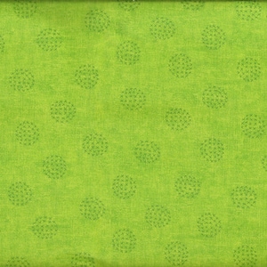 Op de afbeelding: Groene stof met een herhalend patroon van kleine, donkergroene cirkels. De stof heeft een subtiele textuur.