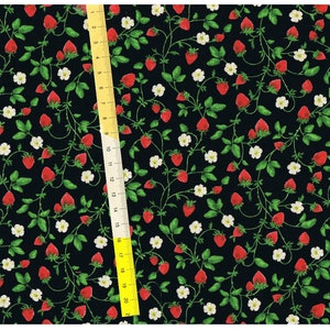 Puede incluir: Tela negra con un patrón repetido de fresas rojas y flores blancas sobre enredaderas verdes.