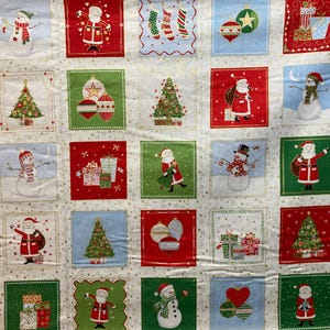 Könnte beinhalten: Ein weihnachtliches Stoffmuster mit sich wiederholenden Quadraten. Jedes Quadrat zeigt festliche Bilder, darunter Weihnachtsmann, Schneemänner, Weihnachtsbäume, Ornamente und verpackte Geschenke. Die Farbpalette umfasst Rot, Grün, Blau und Weiß.