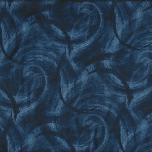 Può includere: Tessuto blu scuro con un motivo astratto a spirale in blu chiaro e bianco. Il design ricorda pennellate o un effetto acquerello. Un righello giallo con segni neri è visibile sul lato destro.