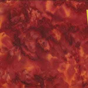 Pode incluir: Tecido batik vermelho e laranja com um padrão de mármore. O tecido tem uma textura macia e fluida, ideal para acolchoar, costurar e artesanato.
