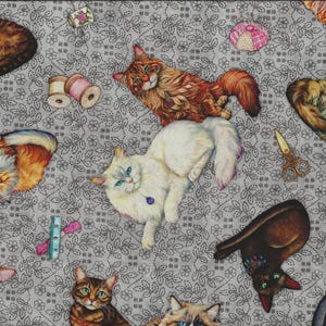 Può includere: Un tessuto grigio con un motivo ripetitivo di viti e fiori neri. Il tessuto è ricoperto da gatti colorati in varie pose. Alcuni gatti indossano gioielli. Ci sono anche accessori per la cucitura come bobine di filo, un ditale e forbici.