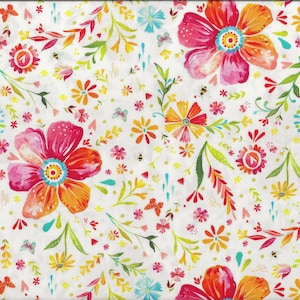 Peut inclure: Tissu blanc avec un motif floral coloré. De grandes fleurs roses et oranges sont mélangées à de plus petites fleurs jaunes et bleues, des feuilles vertes et des papillons. Une règle jaune est sur le côté droit.