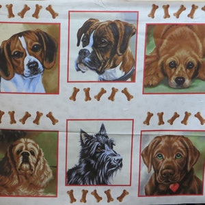 Peut inclure: Un tissu blanc avec un motif répété d'os de chien bruns et neuf races de chiens différentes. Les chiens sont tous en couleur et regardent le spectateur. Les races comprennent un Bouvier bernois, un Beagle, un Boxer, un Golden Retriever, un Cocker Spaniel, un Terrier écossais, un Labrador Retriever et deux autres races de Beagle.