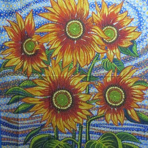 Puede incluir: Una pintura de cinco girasoles con pétalos amarillos, centros marrones y hojas verdes sobre un fondo azul con puntos blancos.