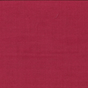 Könnte beinhalten: Ein fester, tief roter Stoffmuster mit einer subtilen Textur. Der Stoff wird neben einem gelben Maßband gezeigt.