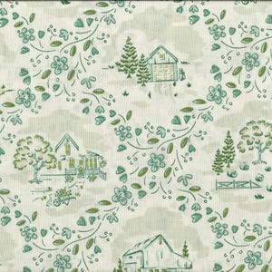 Op de afbeelding: Stof met een herhalend patroon van boerderijtaferelen, waaronder huizen, schuren, bomen en bloemen in groen- en blauwtinten op een crèmekleurige achtergrond. Een gele liniaal is zichtbaar aan de rechterkant.